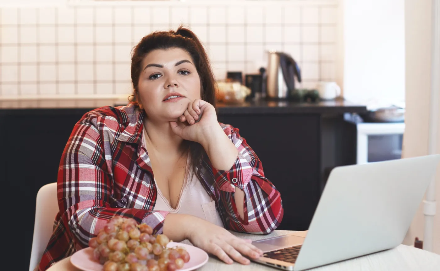 1,5 godziny więcej dziennie przed ekranem = 1,8 kg więcej na wadze