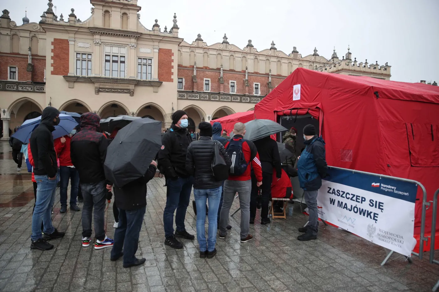 Ruszyła akcja "Zaszczep się w majówkę". Tłumy przed mobilnymi punktami