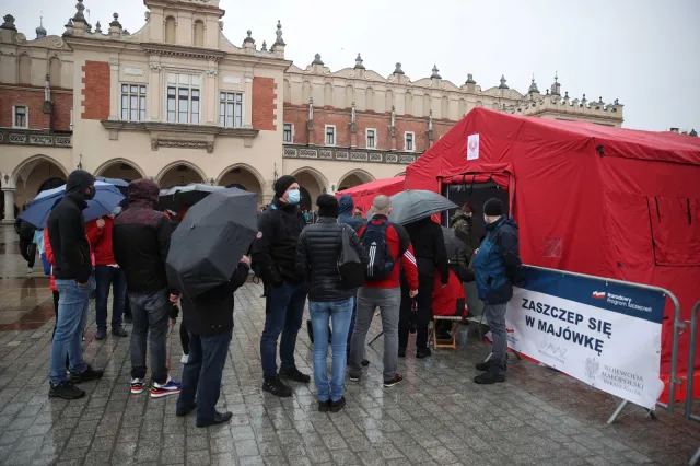 Ruszyła akcja "Zaszczep się w majówkę". Tłumy przed mobilnymi punktami