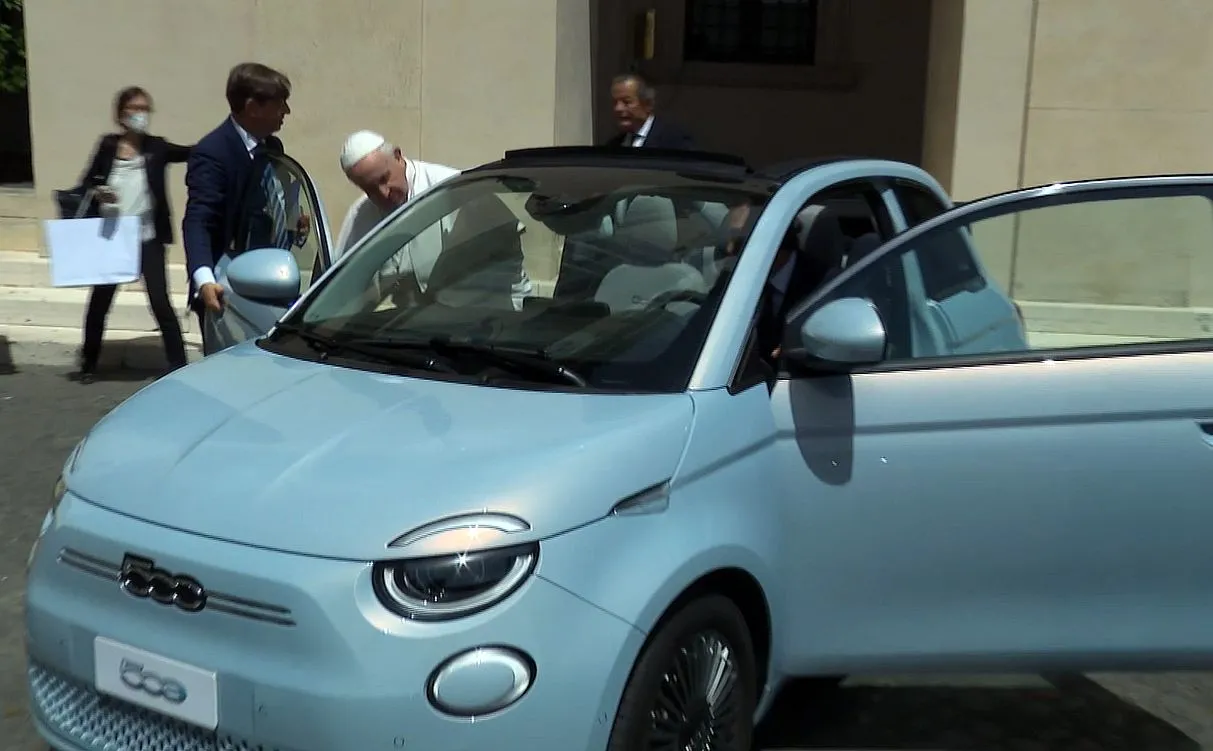 Nowy Fiat 500 na Watykanie. Papież Franciszek sprawdza elektryczne auto