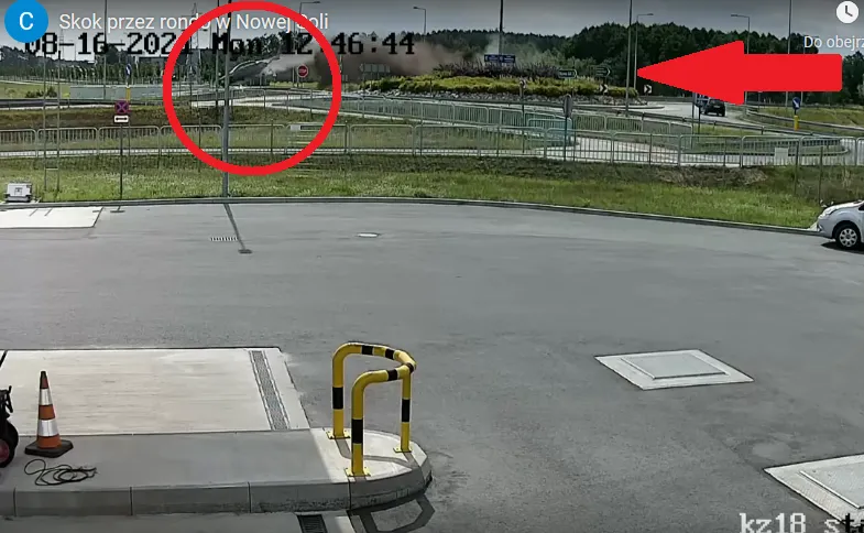 Skok przez rondo w Nowej Soli. Kierowca-lotnik napytał sobie biedy [WIDEO]