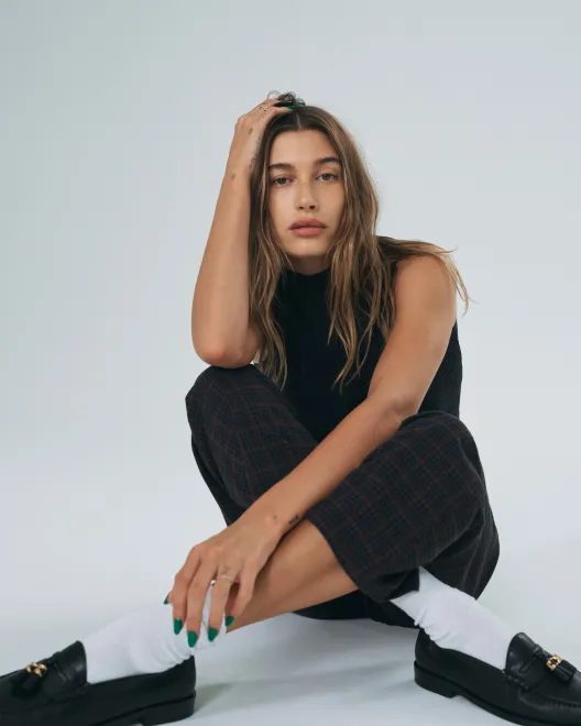hailey-bieber-w-kampanii-levis-holiday-2021-37281911.jpg