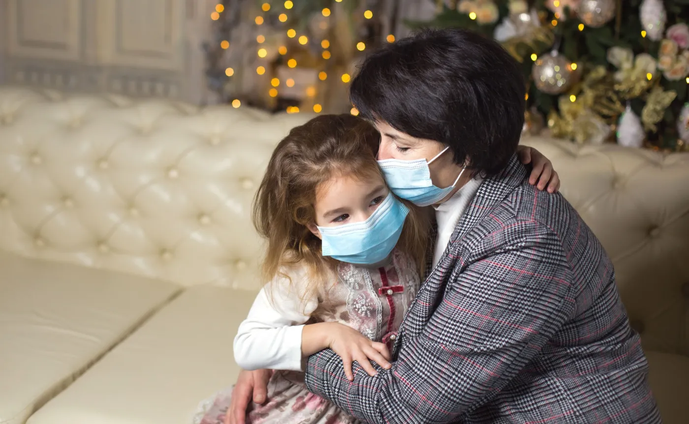 Psycholog o Świętach w pandemii: Dotyk ma przepotężną siłę emocjonalną