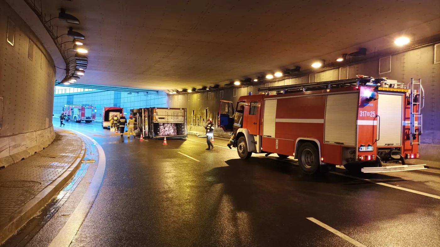 przewrocony-tir-z-miesem-blokuje-tunel-s2-37356477.jpg