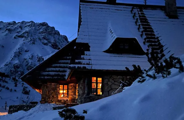 "Jedzenia mamy na miesiąc". Śnieżyca i wichura odcięła turystów w Dolinie Pięciu Stawów