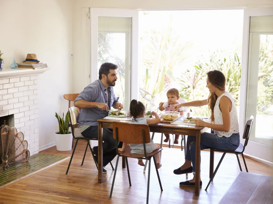"Zjedz mięsko, ziemniaczki zostaw" - nie tędy droga! Kilka ważnych rzeczy, których można nauczyć dziecko, jedząc wspólnie posiłki