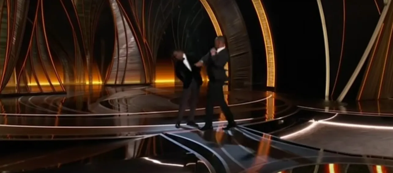 Oscary 2022. Will Smith bije Chrisa Rocka za żarty o żonie. Zobacz WIDEO