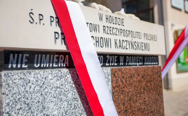 Znieważono pomnik Lecha Kaczyńskiego. Policja szuka sprawcy