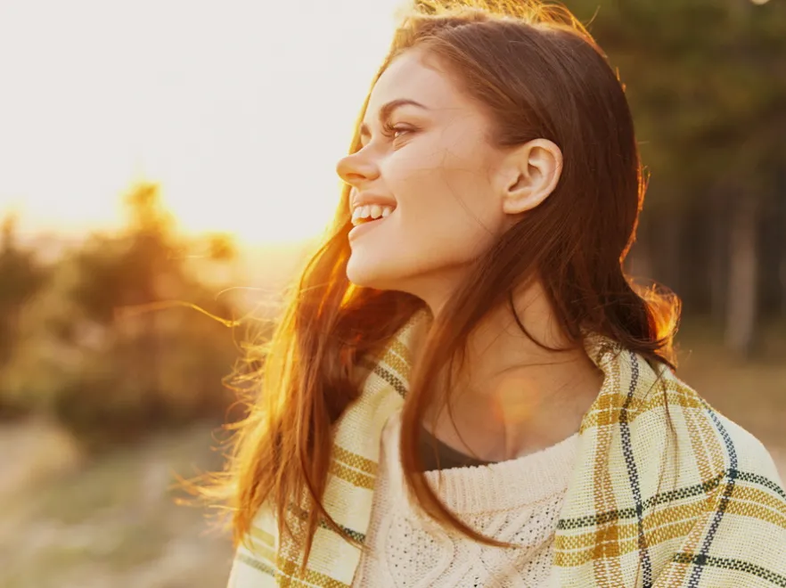 Piękna kobieta. Piękne włosy. Spacer. Relaks. 