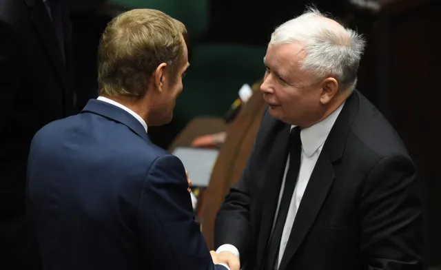 Kaczyński i Tusk na emeryturę. SONDAŻ
