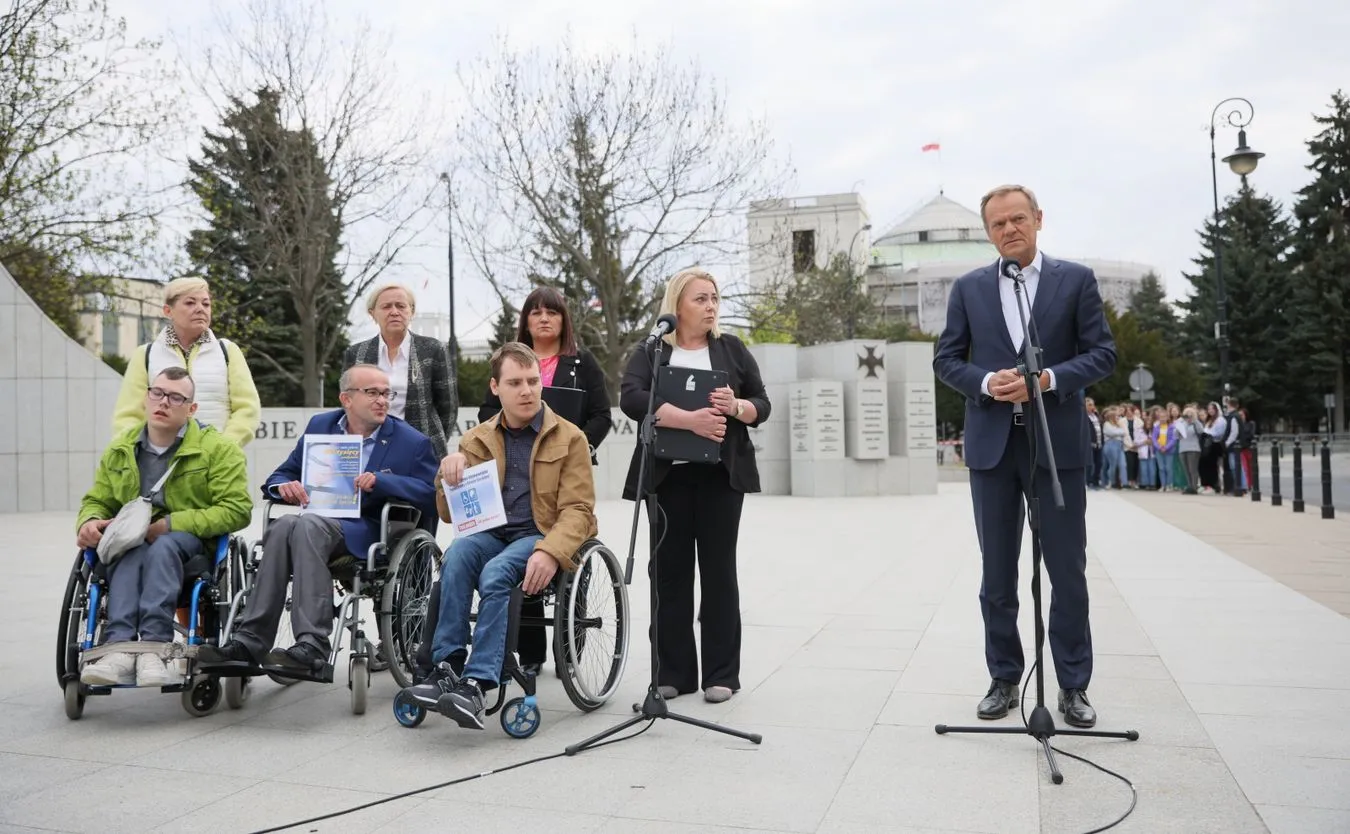 Niepełnosprawni niewpuszczeni do Sejmu na konferencję Tuska i Hartwich? Oburzenie opozycji