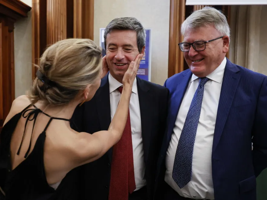 Frywolne zachowanie i bardzo niezobowiązujący strój: Hiszpańska minister "zabłysnęła" na ważnym spotkaniu. FOTO