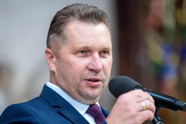 Czarnek: Kłamstwa są oczywiste. Pozwę Tuska za wypowiedź o podręczniku do HiT