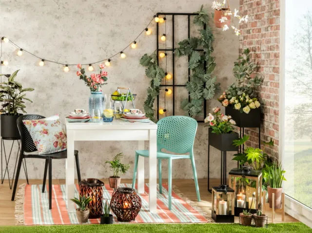 Małe i większe letnie przyjęcia w dobrym stylu. Modne aranżacje wnętrz i stołu
