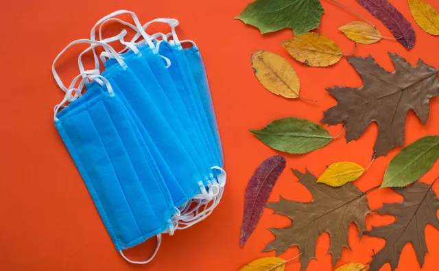 Na drugą falę zachorowań na COVID-19 nie musimy czekać do jesieni. Wirus aktywny cały czas