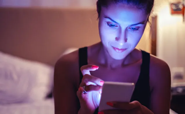 Niebieskie światło może przyspieszać proces starzenia