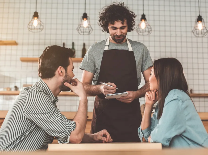 Na co zwracają uwagę Polacy w restauracjach?  3 trendy, które królują dziś na rynku
