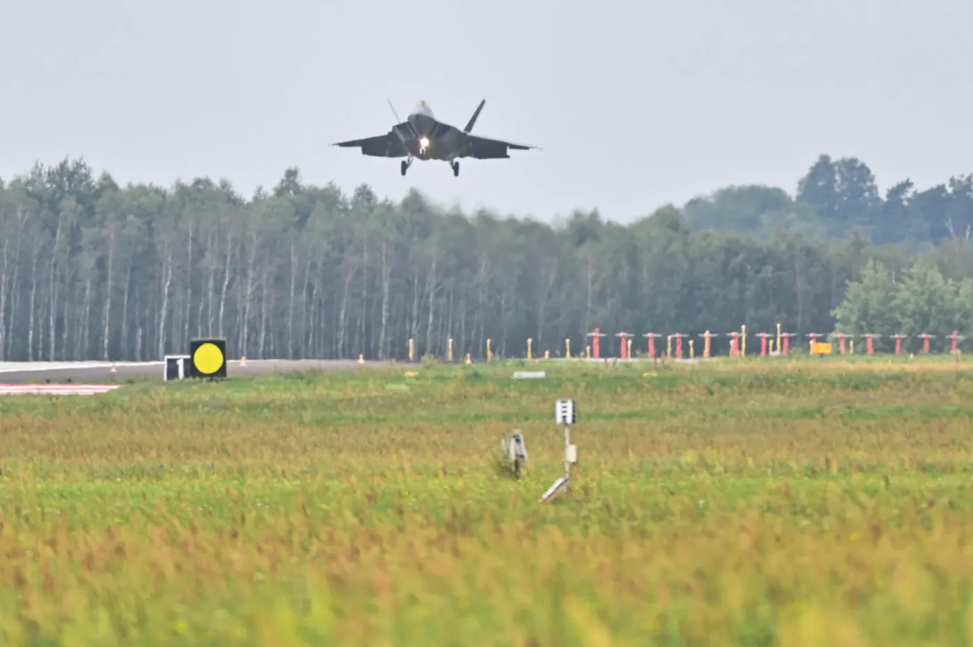Już 12 myśliwców F-22 Raptor stacjonuje w 32. Bazie Lotnictwa Taktycznego w Łasku [ZDJĘCIA]