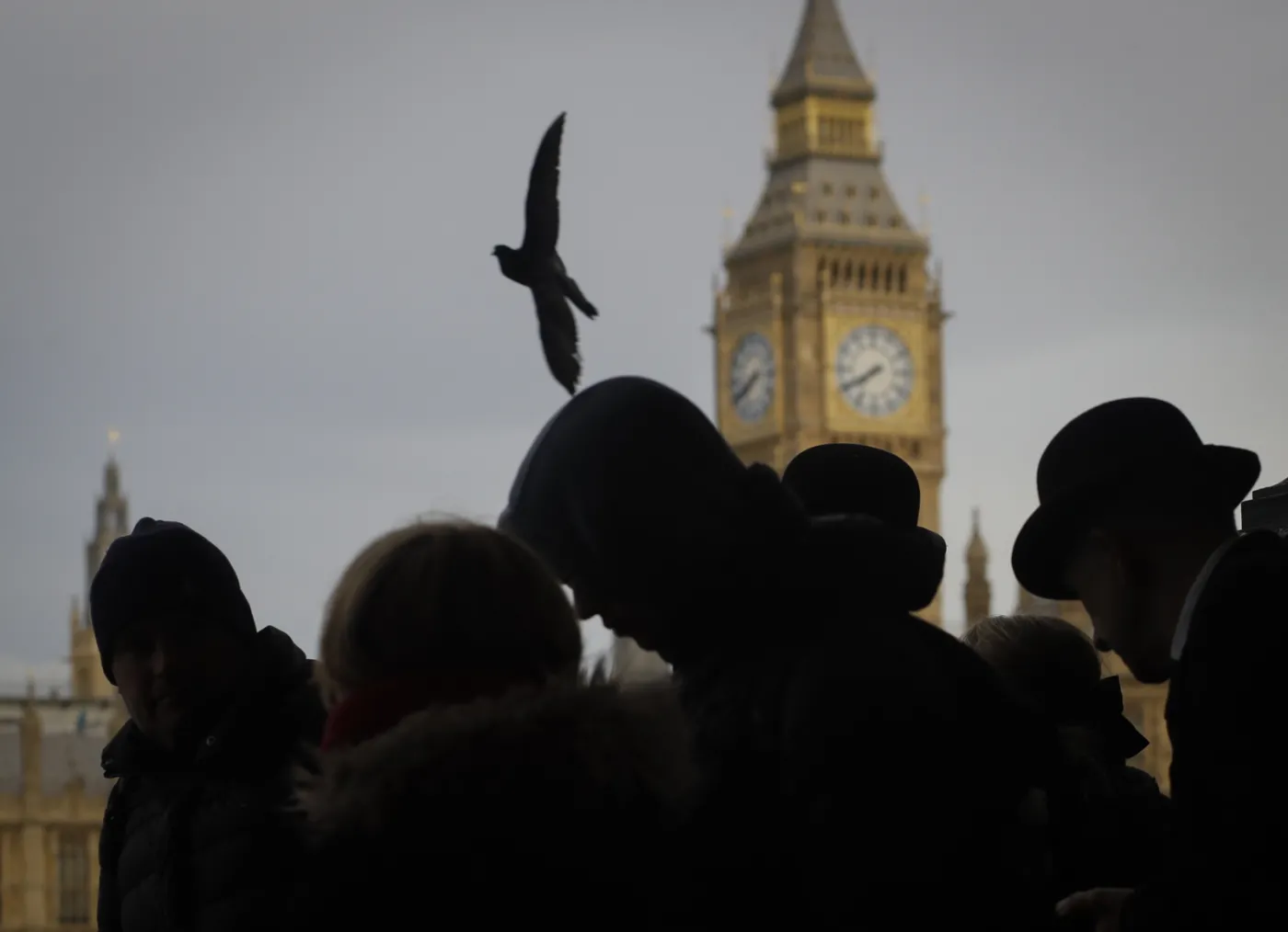 Żałobnicy sprzedawali swoje opaski, które pozwoliły im przejść obok trumny Elżbiety II