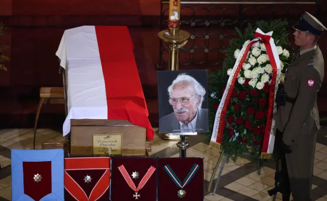 Pogrzeb Franciszka Pieczki. Bliscy pożegnali wybitnego aktora. "Wzór do naśladowania"