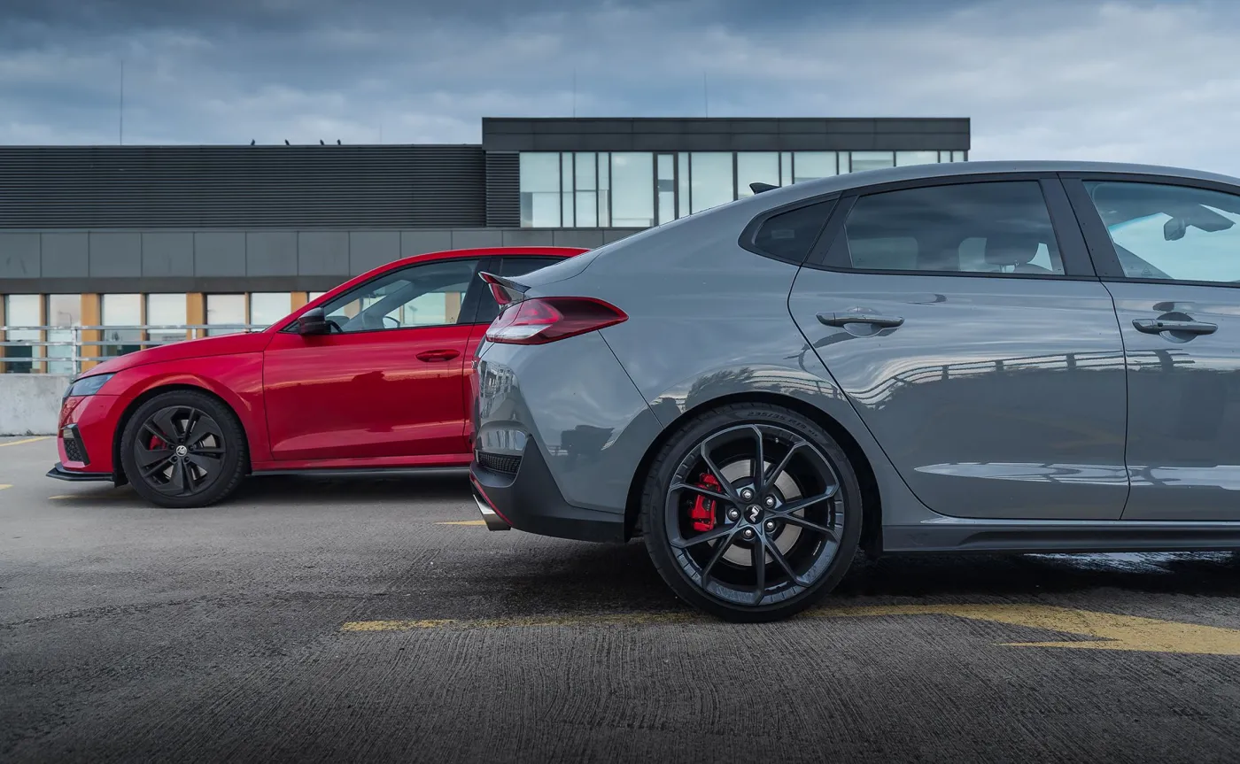 Skoda Octavia czy Hyundai i30 Fastback? Ten samochód to strzał w 10