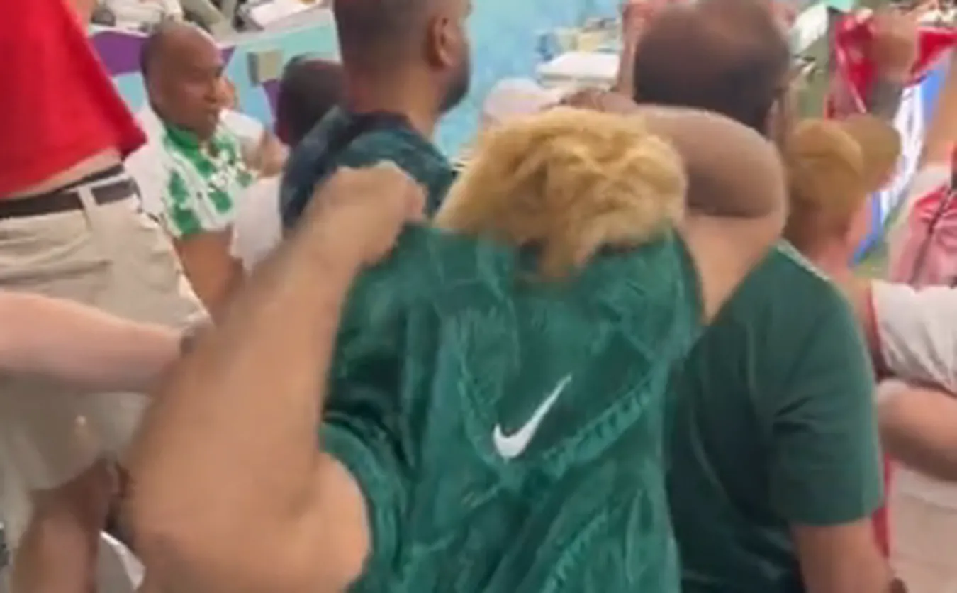 To nagranie jest hitem w sieci. Kibic w koszulce Arabii nagle ją zdjął, a tam...