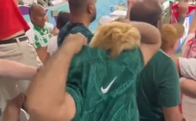 To nagranie jest hitem w sieci. Kibic w koszulce Arabii nagle ją zdjął, a tam...