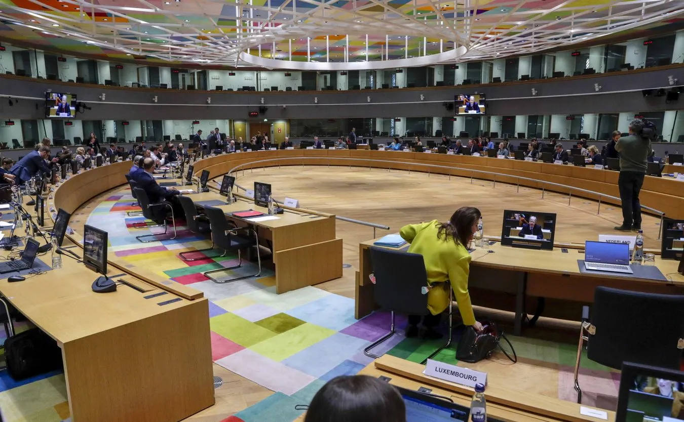 Politico: Spór Polski i Włoch o kauczuk groził nieprzyjęciem pakietu sankcji