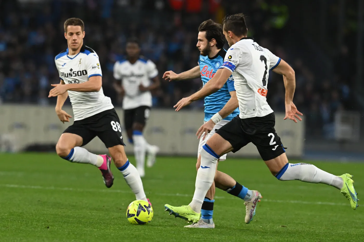 Chwicza Kwaracchelia (w niebieskiej koszulce)