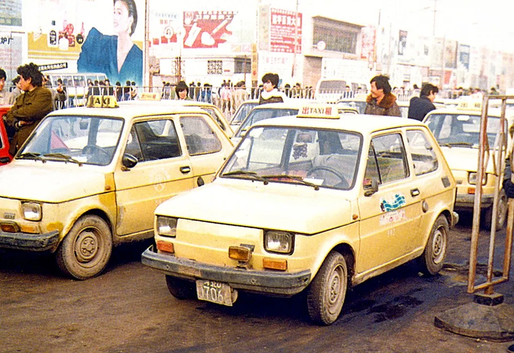 fiaty-126p-w-wersji-taxi-w-miescie-wengzhou-37743402.jpg