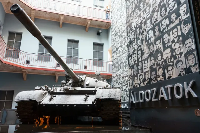 Te czołgi pamiętają interwencję na Węgrzech w 1956 roku. Rosjanie przerzucają je na front