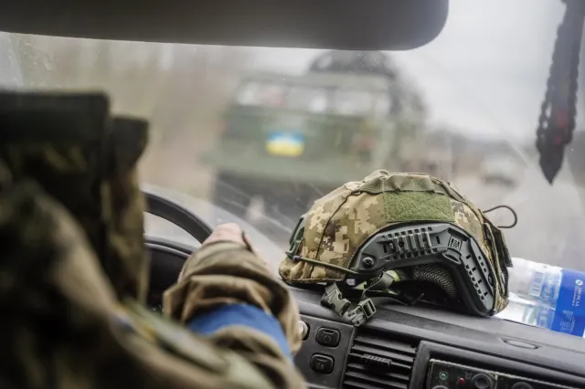 "Stosują taktykę spalonej ziemi". Rosjanie jednocześnie uderzyli w czterech kierunkach