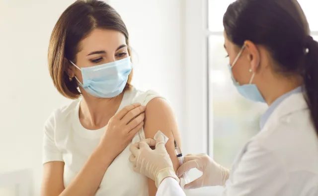 Jak długo na szczepienie przeciwko Covid-19 będą czekać młodzi Polacy?