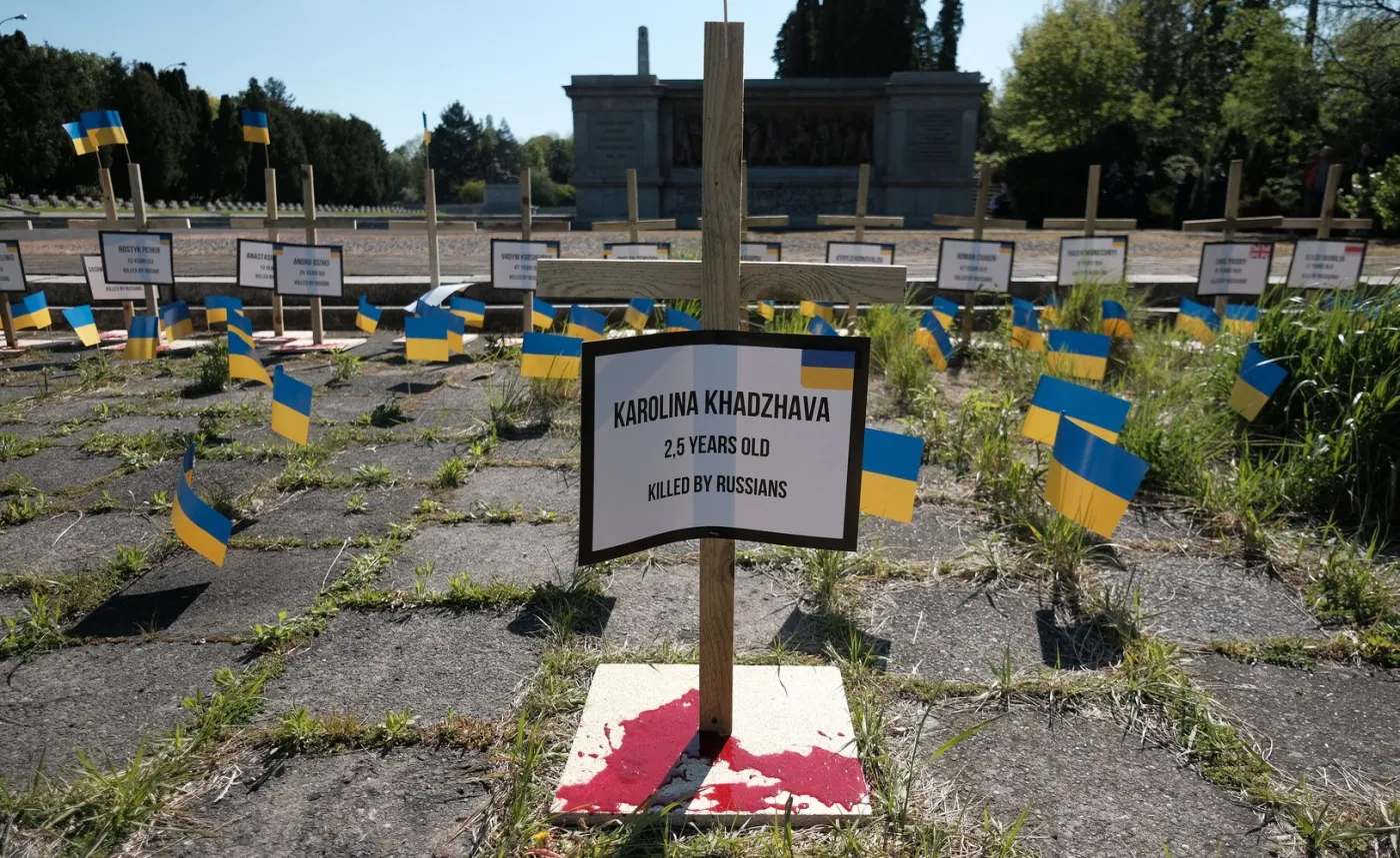 Cmentarz Mauzoleum Zołnierzy Radzieckich. Happening zorganizowany przez Euro Majdan