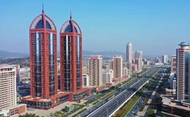 Stolica Korei Północnej buduje bloki w kształcie... rakiet balistycznych