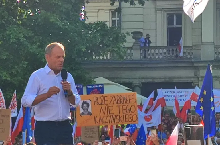 Morawiecki skomentował to, co widać na zdjęciu z wiecu Tuska. "Łajdactwo!"