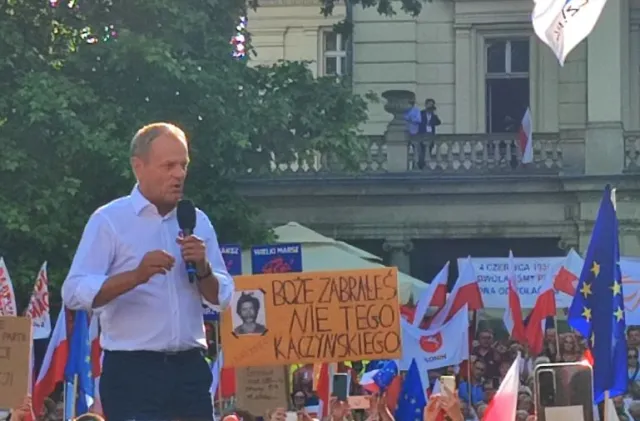 Morawiecki skomentował to, co widać na zdjęciu z wiecu Tuska. "Łajdactwo!"