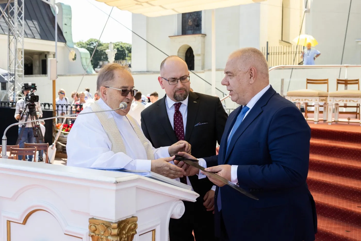 "Takie prezenty są poważnym nadużyciem". KO: Ile kosztował miecz dla Tadeusza Rydzyka?