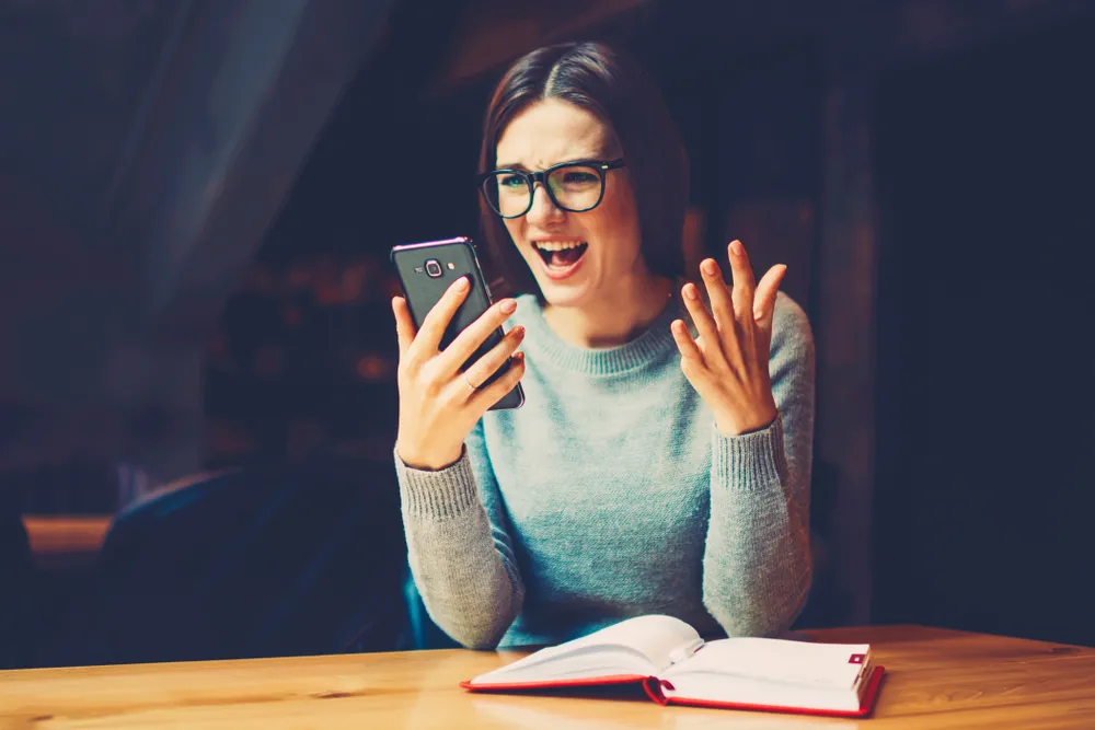 Przebodźcowanie i stres informacyjny trawią Polaków. TE liczby dają do myślenia...