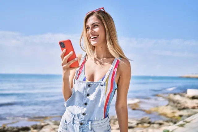 Polaków wakacje tylko ze smartfonem? Wcale NIE! Optymistyczne WYNIKI BADANIA