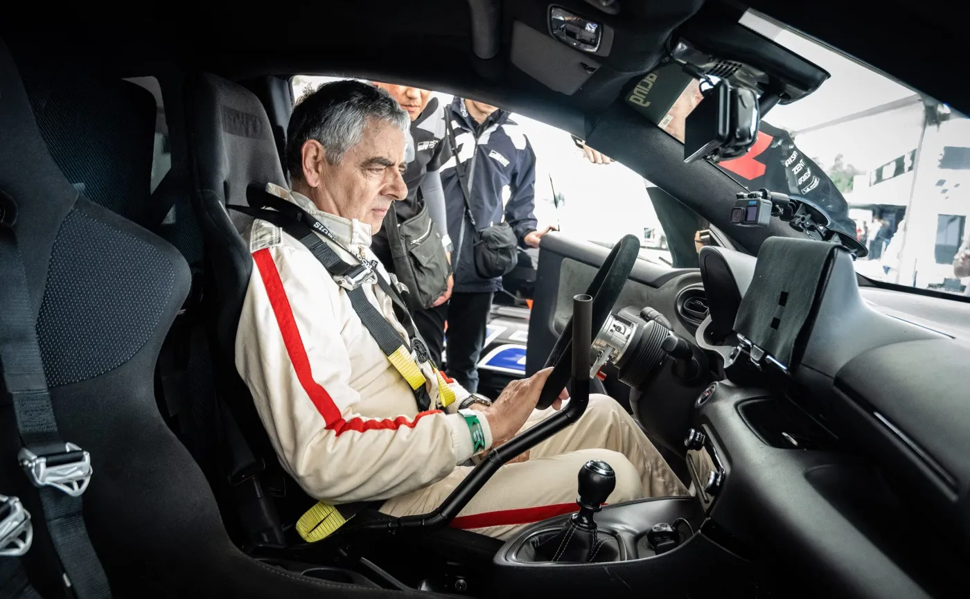 rowan-atkinson-i-toyota-gr-yaris-h2-concept-37922629.jpg