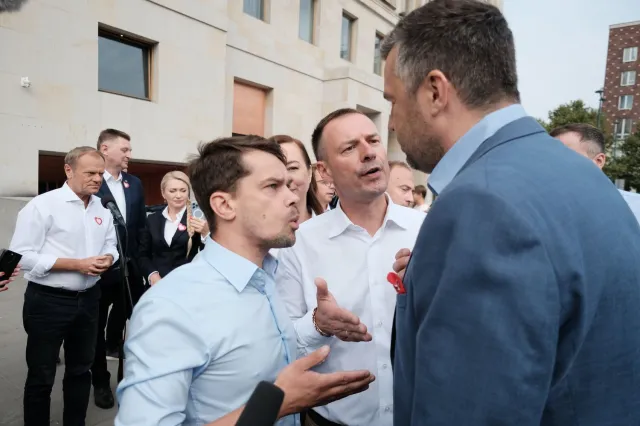Rachoń z TVP zakłócił konferencję Tuska. Doszło do przepychanek z Kołodziejczakiem