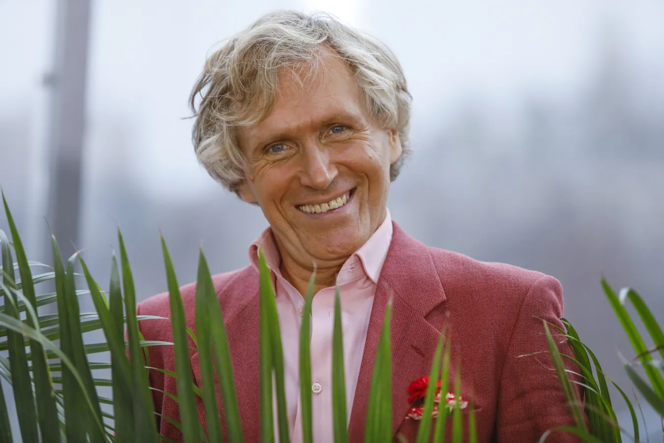 Jezioro, 120-letni dom i lampy. Tak mieszka ulubiony botanik Polaków [FOTO]