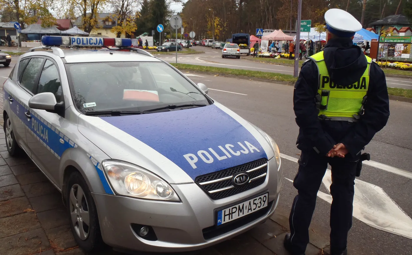 Jak dojechać na cmentarz 1 listopada we Wszystkich Świętych 2022? Mapy, parkingi i objazdy