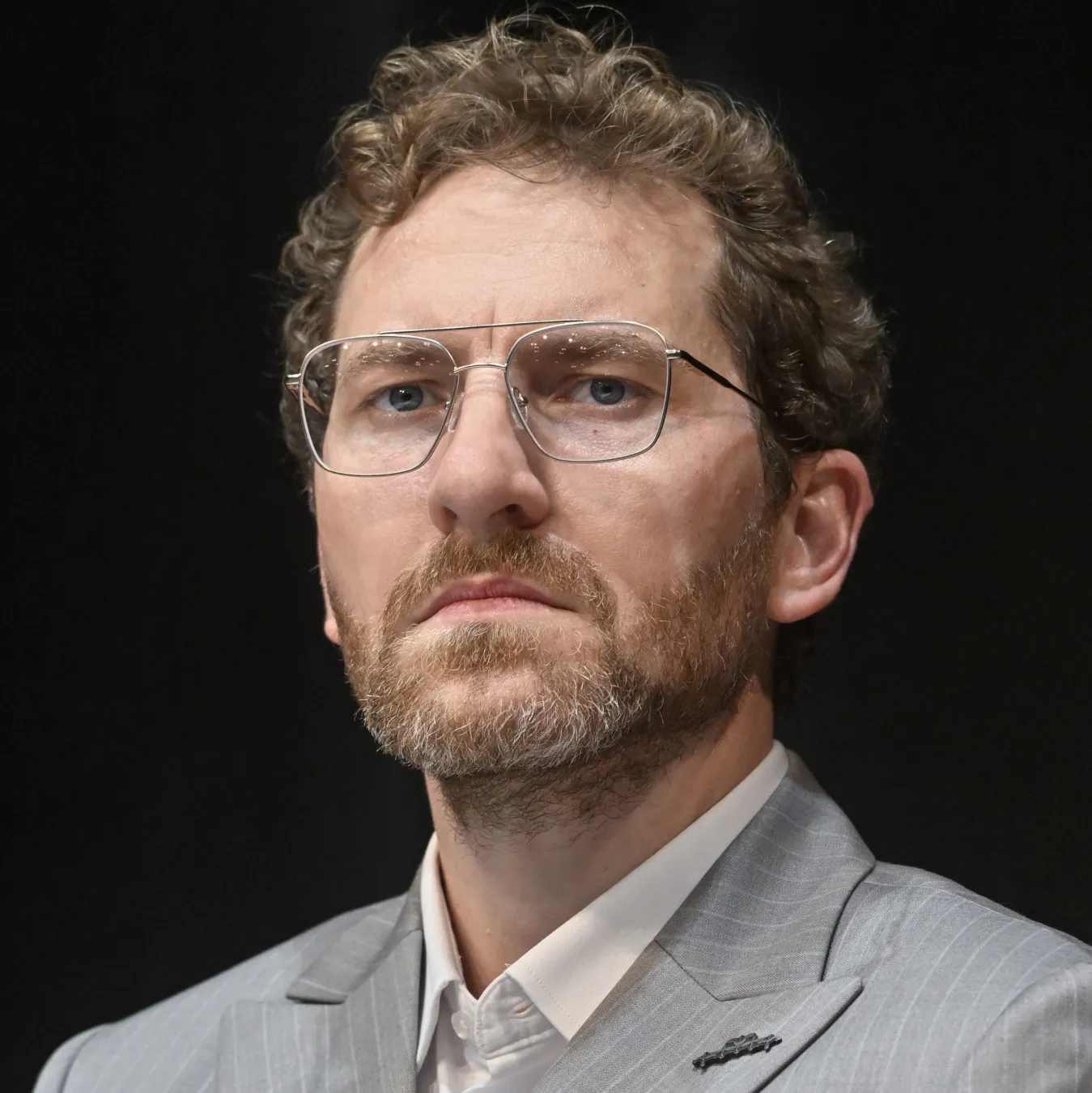 Zagrał Antka w "Chłopach", chodzi na szczudłach. Co wiemy o Robercie Gulaczyku?