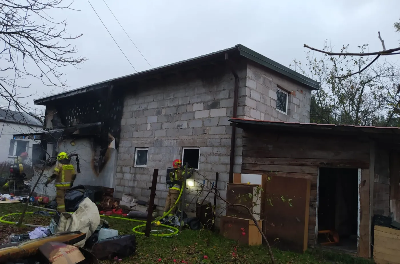 Strażacy znaleźli w budynku zwęglone zwłoki