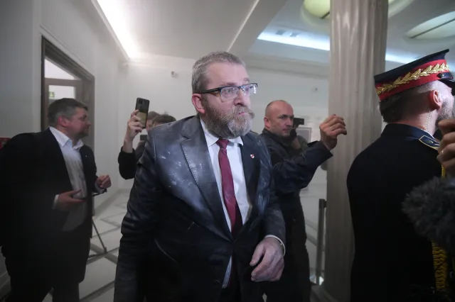 Kolejna kara finansowa dla Brauna. Ile już stracił poseł Konfederacji?