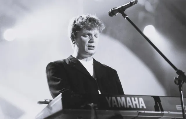 Polityczny kontestator i nowofalowy romantyk. 22 lata temu odszedł Grzegorz Ciechowski [WIDEO]