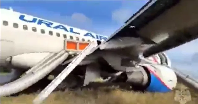 Rosyjski Airbus A320 awaryjnie lądował w polu. Śledztwo trwa, już wykluczono jedną z możliwości...