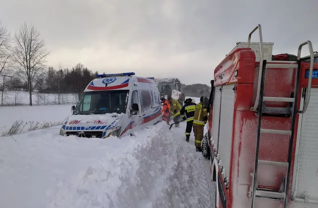 Karetka utknęła w zaspie. Interweniowała straż pożarna